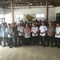 Foto bersama Perangkat Desa Keposong di kantor desa